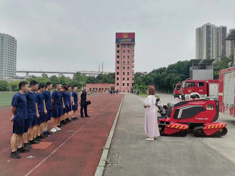 舉升搶險(xiǎn)主戰(zhàn)消防車、全地形消防滅火機(jī)器人巡展演示圓滿結(jié)束